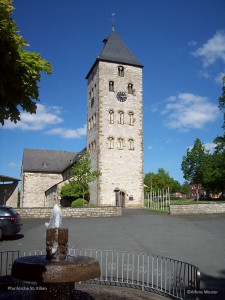 100_1611-Pfarrkirche Westansicht